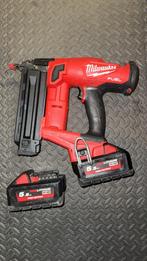 Milwaukee M18 tacker met 2 accu's, Ophalen of Verzenden, Zo goed als nieuw