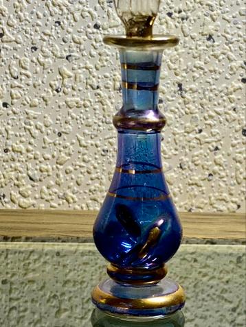 Antiek parfumflesje beschikbaar voor biedingen