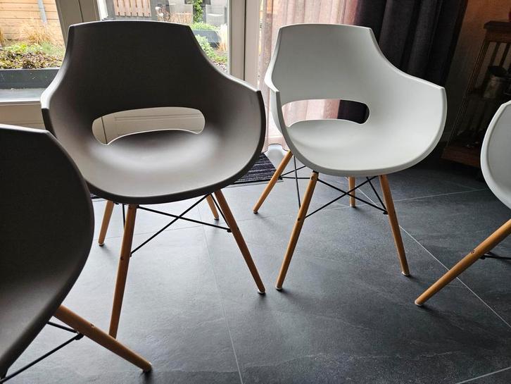 Set van 4 kunststof eetstoelen, Huis en Inrichting, Stoelen, Zo goed als nieuw, Vier, Hout, Kunststof, Wit, Ophalen of Verzenden