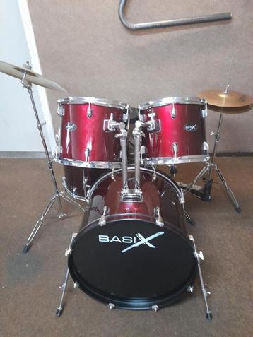 Echt KOOPJE :  gaaf BasiX  drumstel : 150 euro !! beschikbaar voor biedingen