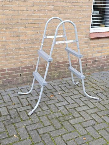 Zwembad Trapje - Veilig en Handig! beschikbaar voor biedingen