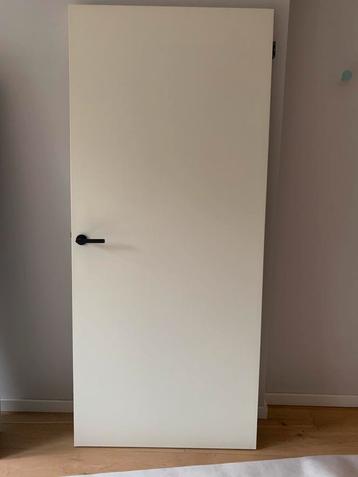 3x houten deur met houten omlijsting en deurhendel beschikbaar voor biedingen