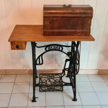 Antieke naaimachine Anker met afdekkap beschikbaar voor biedingen