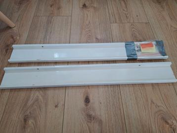 Twee witte wandplankjes / Commodeplankjes beschikbaar voor biedingen