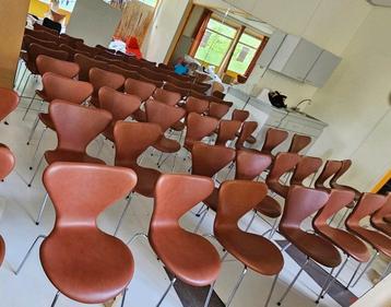 Fritz Hansen Vlinderstoelen Arne Jacobsen leder  beschikbaar voor biedingen