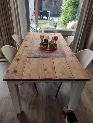 Steigerhouten eettafel inclusief kuipstoelen beschikbaar voor biedingen