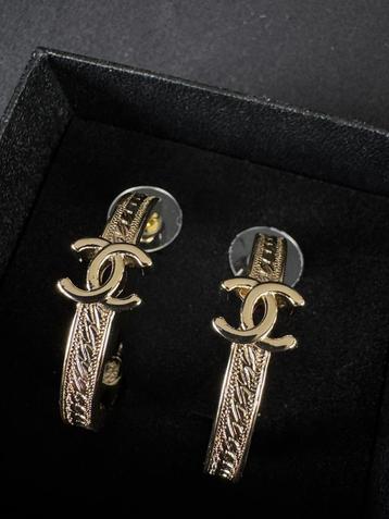 Chanel oorbellen nieuw beschikbaar voor biedingen