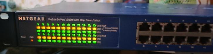 Netgear switch 24 ports + 2x SFP poort GS724Tv4, Computers en Software, Netwerk switches, Gebruikt, Ophalen of Verzenden