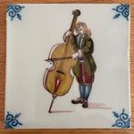 TEGELTJE VAN CONTRABASSIST AFM. 13x13 CM., Antiek en Kunst, Antiek | Wandborden en Tegels, Ophalen of Verzenden
