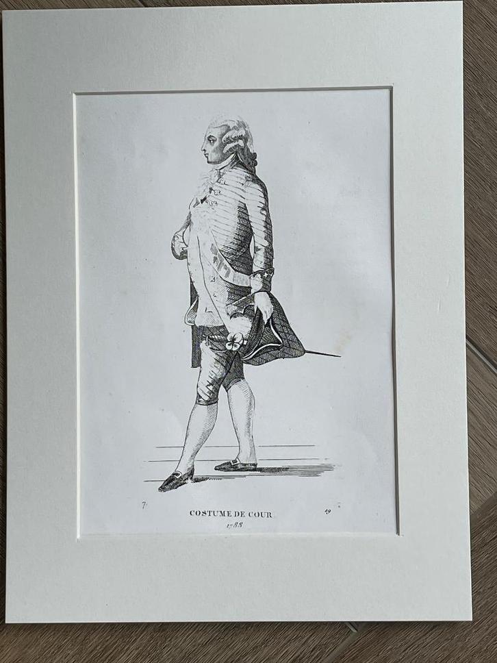 1852 Oud kostuum / Franse tekst - In leuke lijst UNIEK, Antiek en Kunst, Kunst | Etsen en Gravures, Ophalen of Verzenden