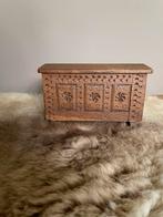 Antiek bewaar kistje met houtsnijwerk, Huis en Inrichting, Woonaccessoires | Kisten, Ophalen of Verzenden, Zo goed als nieuw, Minder dan 50 cm