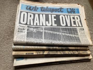 Grote stapel kranten Oranje WK74 en 78, EK80 en 88 beschikbaar voor biedingen