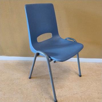 Mooie kunststof kantine stoelen (23x) + tafels (2x) beschikbaar voor biedingen