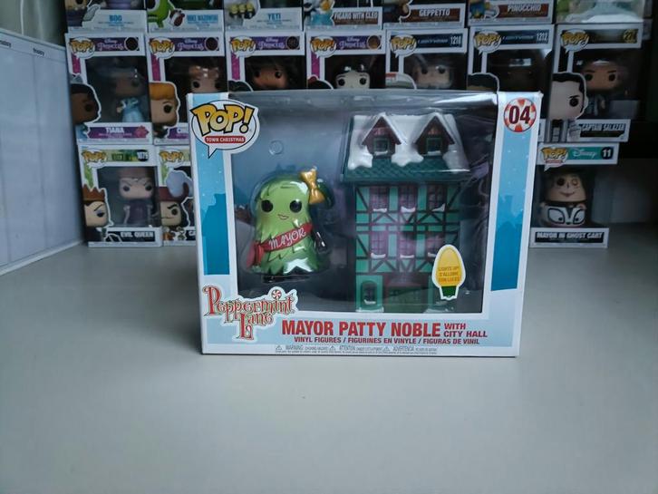 Funko Pop Town Mayor Patty Noble with City Hall, Verzamelen, Poppetjes en Figuurtjes, Zo goed als nieuw, Ophalen of Verzenden