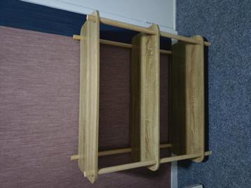 Houten rek beschikbaar voor biedingen