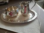 Verzilverd keltum suiker en melk stelletje op blaadje., Ophalen of Verzenden