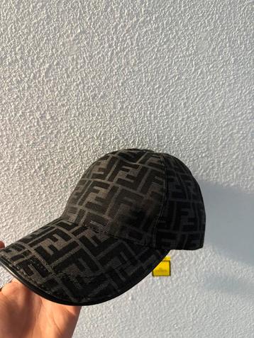 Fendi pet - maat M - nieuw beschikbaar voor biedingen