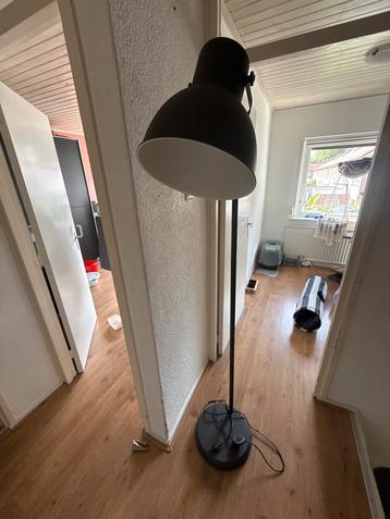 Staande grijze lamp beschikbaar voor biedingen