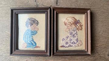 Geborduurde prentjes biddende kinderen beschikbaar voor biedingen