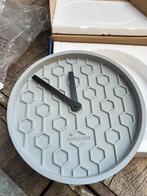 Karlsson Honeycomb Wandklok. Lichtgrijs. Beton, Ophalen of Verzenden, Nieuw