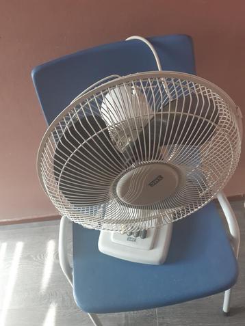  Goedwerkende tafelventilator ideaal nu met de hitte. beschikbaar voor biedingen