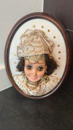 Poppen hoofd 3D schilderijtje in klederdracht, Verzamelen, Poppen, Ophalen of Verzenden, Pop