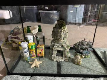 Aquarium met toebehoren beschikbaar voor biedingen