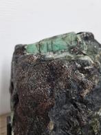 Groot stuk van smaragd in matrix op stalen standaard, Ophalen of Verzenden, Mineraal