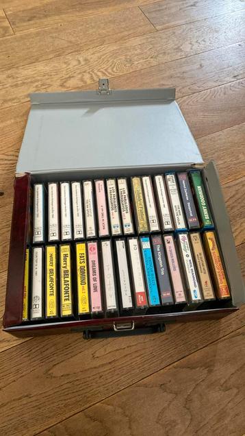 Koffer met vintage cassettebandjes beschikbaar voor biedingen