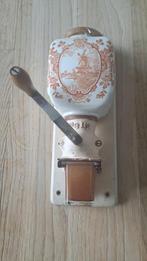 wandkoffiemolen PeDe vintage met molen afbeelding, Antiek en Kunst, Antiek | Keukenbenodigdheden, Ophalen of Verzenden