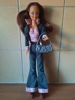 Barbie pop inclusief 3 outfits en accessoires, Ophalen of Verzenden, Zo goed als nieuw, Barbie