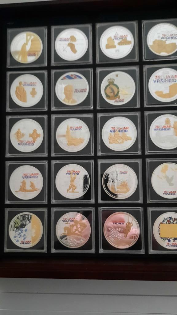 WW II 75 JAAR VRIJHEID NIEUWE FOTO VERZILVERD VERGULD KN 187, Postzegels en Munten, Munten | Nederland, Setje, Overige waardes