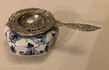 Antiek zilveren theezeefje met Delftsblauw lekbakje