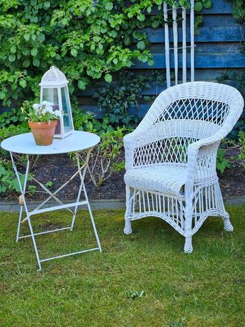 Wit brocante tuinsetje beschikbaar voor biedingen