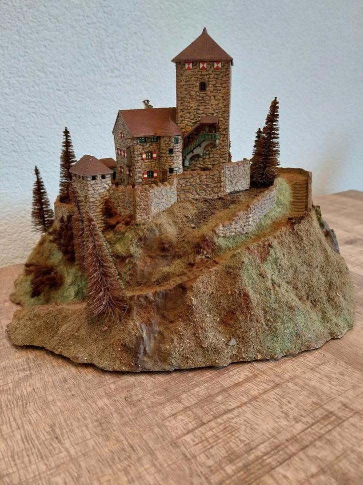 Faller, kasteel op berg, Hobby en Vrije tijd, Modeltreinen | N-Spoor, Gebruikt, Brug, Tunnel of Gebouw, Gelijkstroom of Wisselstroom