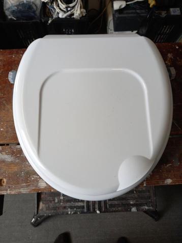 Toiletverhoger met deksel 5cm beschikbaar voor biedingen