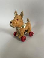 Klein antiek hondje op metalen frame met houten wielen, Antiek en Kunst, Ophalen of Verzenden