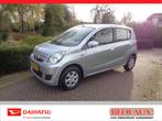 DAIHATSU Cuore 1.0 51KW 5D Premium bij Daihatsu dealer met 1, Auto's, 12 maanden, Stof, Zwart, 4 stoelen