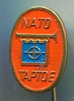 NATO Taptoe rood op koper speldje ( V_098a ), Verzenden, Nieuw, Merk, Speldje of Pin