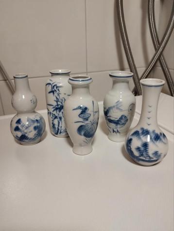 Antiek chinees porselein miniatuur blauw en wit vaasjes beschikbaar voor biedingen