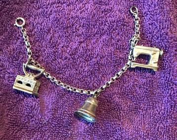 Antieke Zilveren kinder bedelarmband met 3 bedels beschikbaar voor biedingen