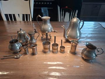 Tinnen servies en ornamenten beschikbaar voor biedingen