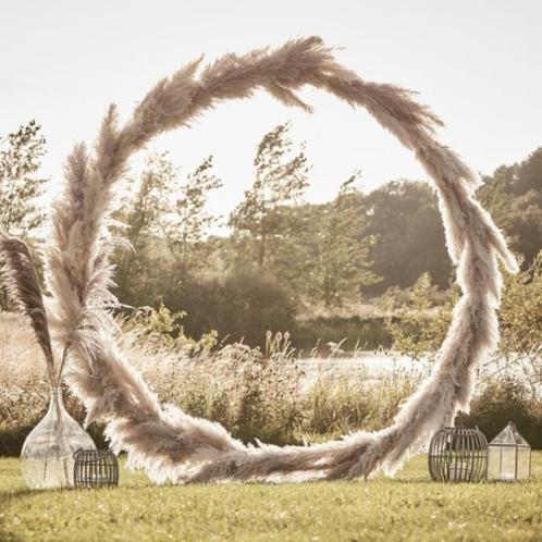Backdrop CIRKEL wit huren huur bruiloft huwelijk ceremonie, Hobby en Vrije tijd, Feestartikelen | Verhuur, Zo goed als nieuw, Geboorte of Huwelijk