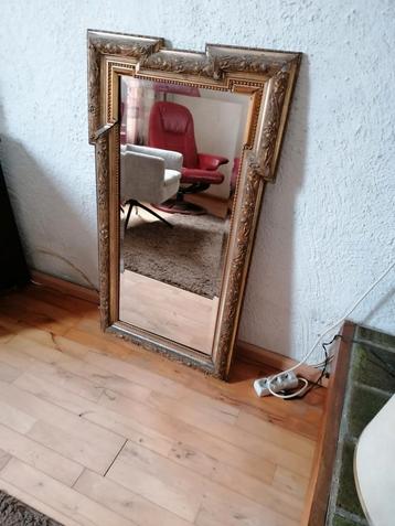Spiegel met houten sierlijst  beschikbaar voor biedingen