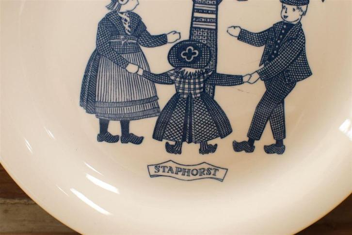 Royal Sphinx porseleinen klederdrachten bord Staphorst 44027, Huis en Inrichting, Keuken | Servies, Gebruikt, Bord(en), Wedgwood