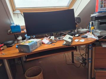 Mooi bureau met verhoging voor scherm 