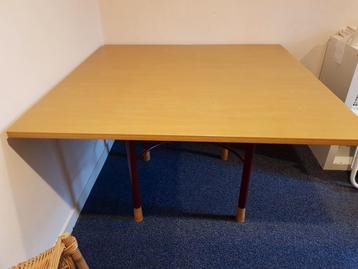 Eettafel met 6 stoelen ook nog salontafel beschikbaar voor biedingen