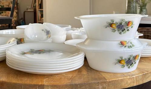 Vintage serviesgoed (34 delig, Arcopal), Antiek en Kunst, Antiek | Servies compleet, Ophalen
