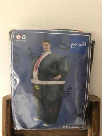 Opblaasbare zakenman pak beschikbaar voor biedingen