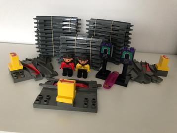 Lego duplo rails, 3wissels, 2 machinisten, tunnelbord beschikbaar voor biedingen
